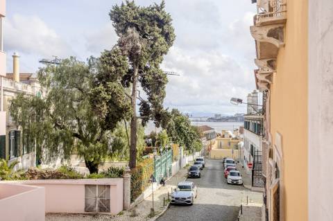 Palacete com duas frentes na Lapa, Estrela, para recuperar