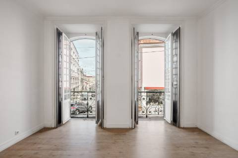 Palacete com duas frentes na Lapa, Estrela, para recuperar