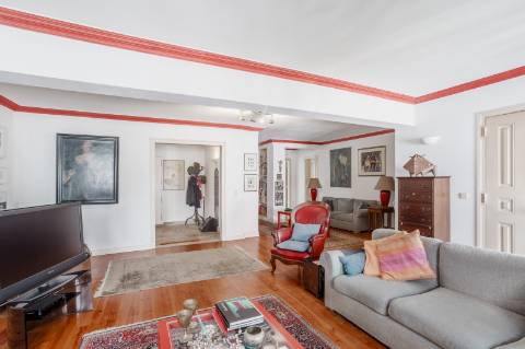 Palacete com duas frentes na Lapa, Estrela, para recuperar