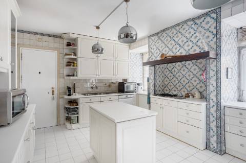 Palacete com duas frentes na Lapa, Estrela, para recuperar