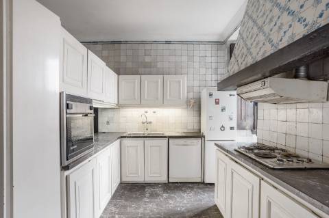 Palacete com duas frentes na Lapa, Estrela, para recuperar