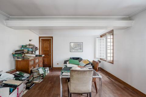 Palacete com duas frentes na Lapa, Estrela, para recuperar