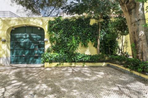 Palacete com duas frentes na Lapa, Estrela, para recuperar