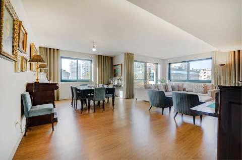 Apartamento T4 com varanda no Pinheiro Manso