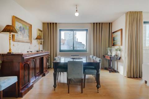 Apartamento T4 com varanda no Pinheiro Manso