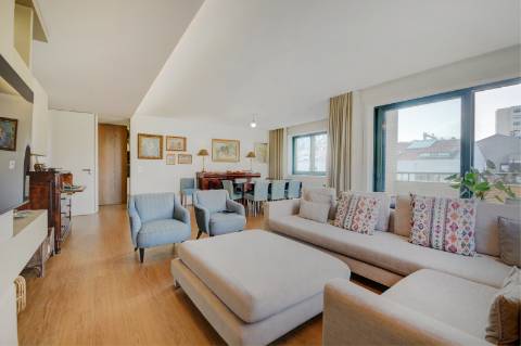 Apartamento T4 com varanda no Pinheiro Manso