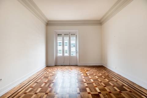 Penthouse T4+2, para recuperar, na Rua Rodrigo da Fonseca