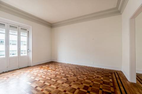 Penthouse T4+2, para recuperar, na Rua Rodrigo da Fonseca