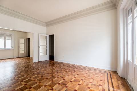 Penthouse T4+2, para recuperar, na Rua Rodrigo da Fonseca