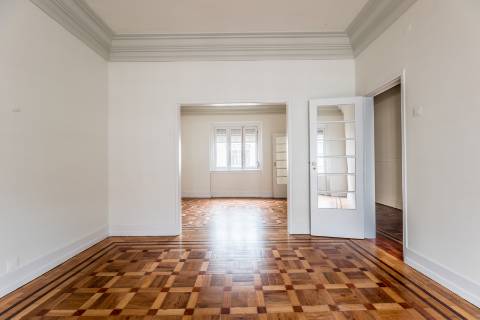 Penthouse T4+2, para recuperar, na Rua Rodrigo da Fonseca