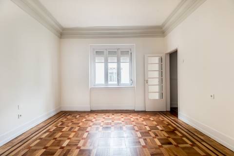 Penthouse T4+2, para recuperar, na Rua Rodrigo da Fonseca