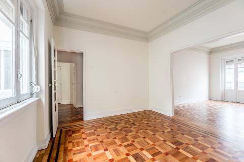 Penthouse T4+2, para recuperar, na Rua Rodrigo da Fonseca