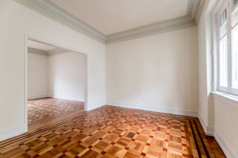 Penthouse T4+2, para recuperar, na Rua Rodrigo da Fonseca