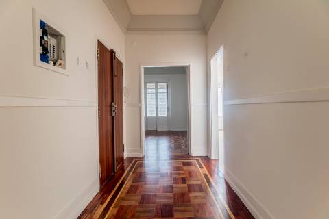 Penthouse T4+2, para recuperar, na Rua Rodrigo da Fonseca