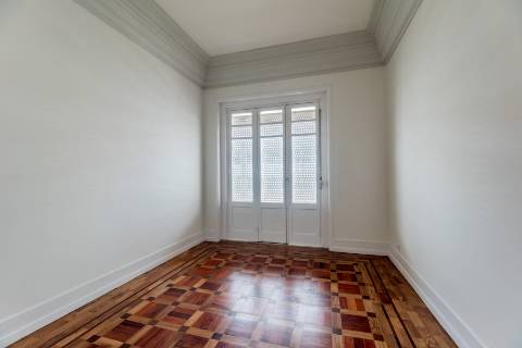 Penthouse T4+2, para recuperar, na Rua Rodrigo da Fonseca