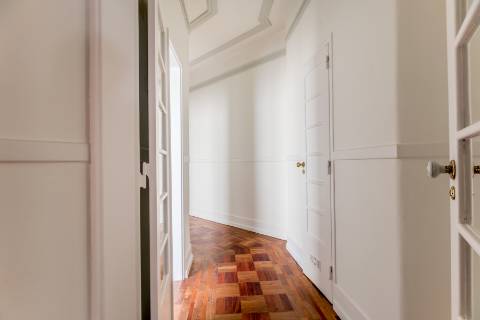 Penthouse T4+2, para recuperar, na Rua Rodrigo da Fonseca