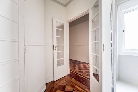 Penthouse T4+2, para recuperar, na Rua Rodrigo da Fonseca