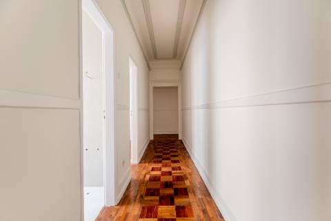 Penthouse T4+2, para recuperar, na Rua Rodrigo da Fonseca