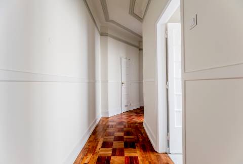 Penthouse T4+2, para recuperar, na Rua Rodrigo da Fonseca