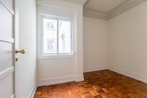 Penthouse T4+2, para recuperar, na Rua Rodrigo da Fonseca