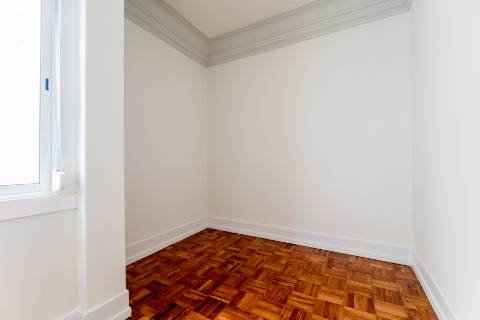 Penthouse T4+2, para recuperar, na Rua Rodrigo da Fonseca