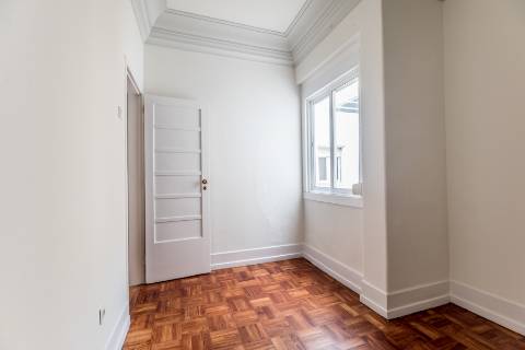 Penthouse T4+2, para recuperar, na Rua Rodrigo da Fonseca