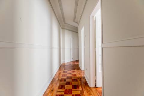 Penthouse T4+2, para recuperar, na Rua Rodrigo da Fonseca