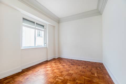 Penthouse T4+2, para recuperar, na Rua Rodrigo da Fonseca