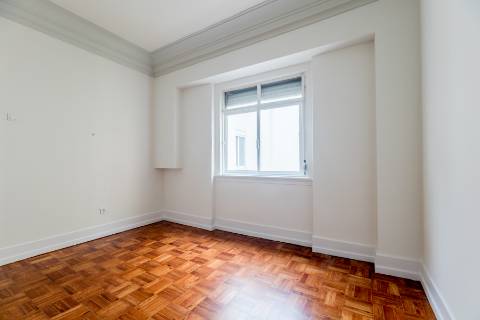 Penthouse T4+2, para recuperar, na Rua Rodrigo da Fonseca