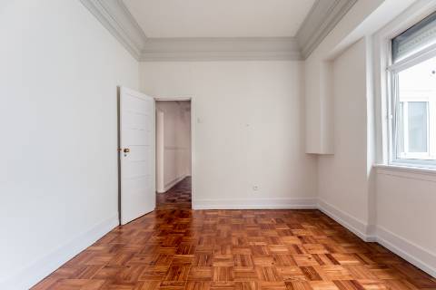 Penthouse T4+2, para recuperar, na Rua Rodrigo da Fonseca