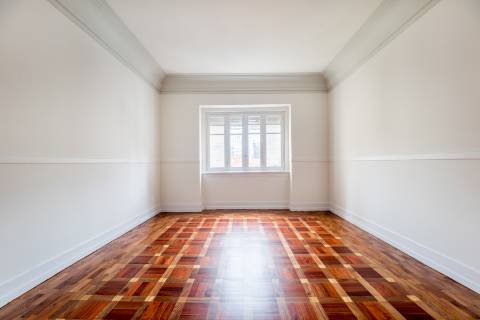 Penthouse T4+2, para recuperar, na Rua Rodrigo da Fonseca