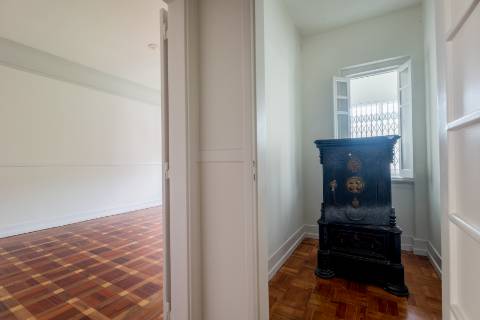 Penthouse T4+2, para recuperar, na Rua Rodrigo da Fonseca