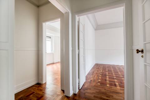 Penthouse T4+2, para recuperar, na Rua Rodrigo da Fonseca