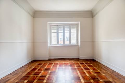 Penthouse T4+2, para recuperar, na Rua Rodrigo da Fonseca