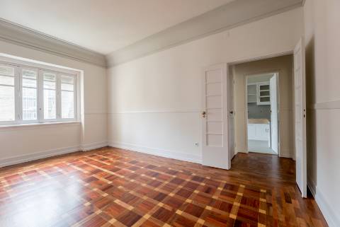 Penthouse T4+2, para recuperar, na Rua Rodrigo da Fonseca