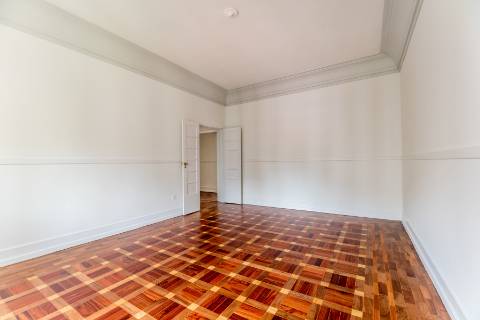 Penthouse T4+2, para recuperar, na Rua Rodrigo da Fonseca