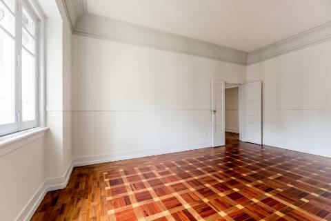 Penthouse T4+2, para recuperar, na Rua Rodrigo da Fonseca