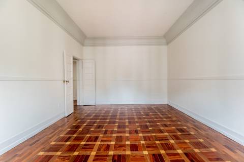 Penthouse T4+2, para recuperar, na Rua Rodrigo da Fonseca