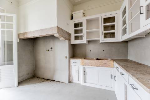 Penthouse T4+2, para recuperar, na Rua Rodrigo da Fonseca