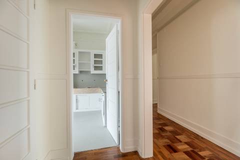 Penthouse T4+2, para recuperar, na Rua Rodrigo da Fonseca