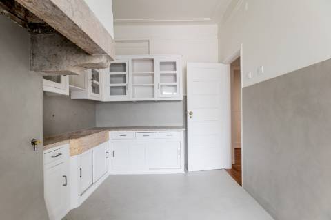 Penthouse T4+2, para recuperar, na Rua Rodrigo da Fonseca