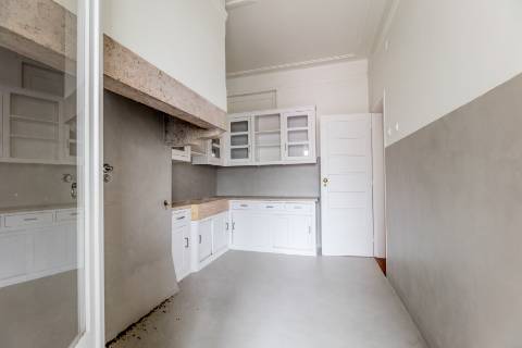 Penthouse T4+2, para recuperar, na Rua Rodrigo da Fonseca