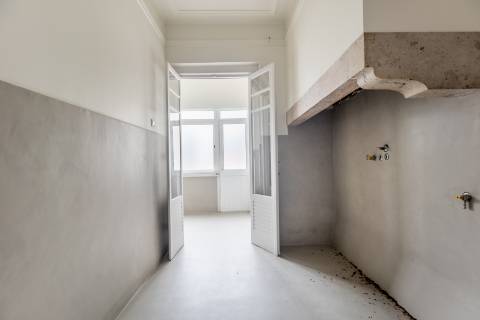 Penthouse T4+2, para recuperar, na Rua Rodrigo da Fonseca