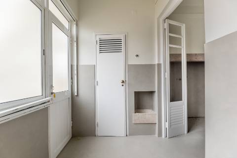 Penthouse T4+2, para recuperar, na Rua Rodrigo da Fonseca