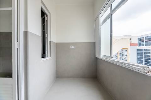 Penthouse T4+2, para recuperar, na Rua Rodrigo da Fonseca