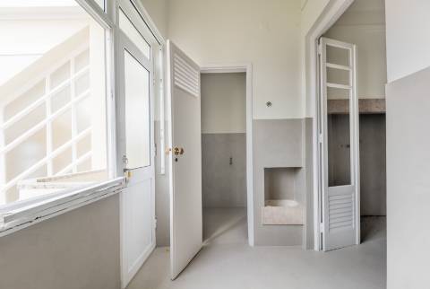 Penthouse T4+2, para recuperar, na Rua Rodrigo da Fonseca