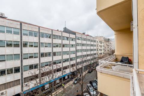 Penthouse T4+2, para recuperar, na Rua Rodrigo da Fonseca