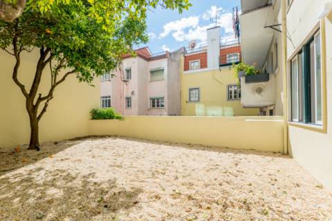 Charmoso apartamento T1+1 com jardim no Príncipe Real