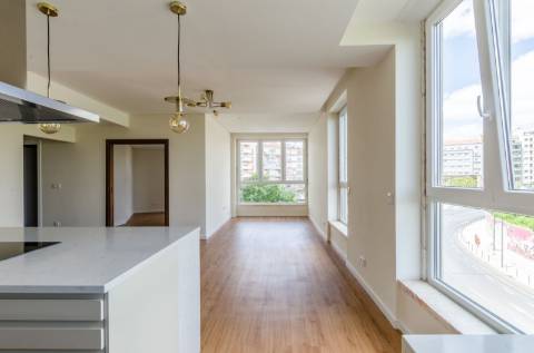 Apartamento T2 + 1 junto às Amoreiras