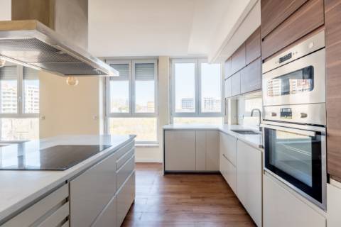 Apartamento T2 + 1 junto às Amoreiras